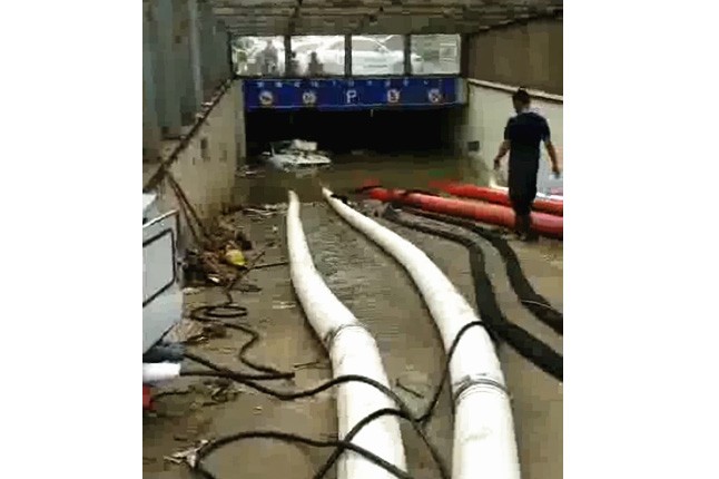 二環(huán)支路沙口路，山東消防兩臺，我們?nèi)_潛水泵同時運行，一切正常了